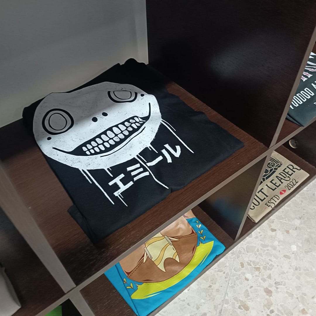 Camiseta Yoko Taro - Nier (Manga larga) L-XXL-XXXL